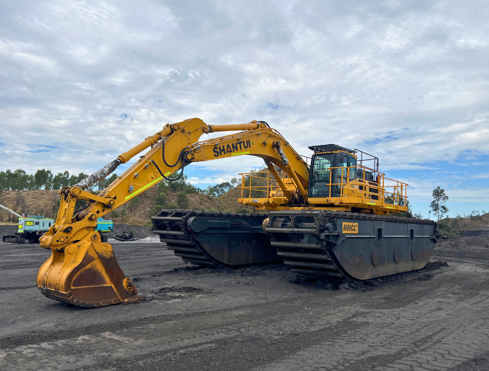 amphibious-excavator-on-site-v2